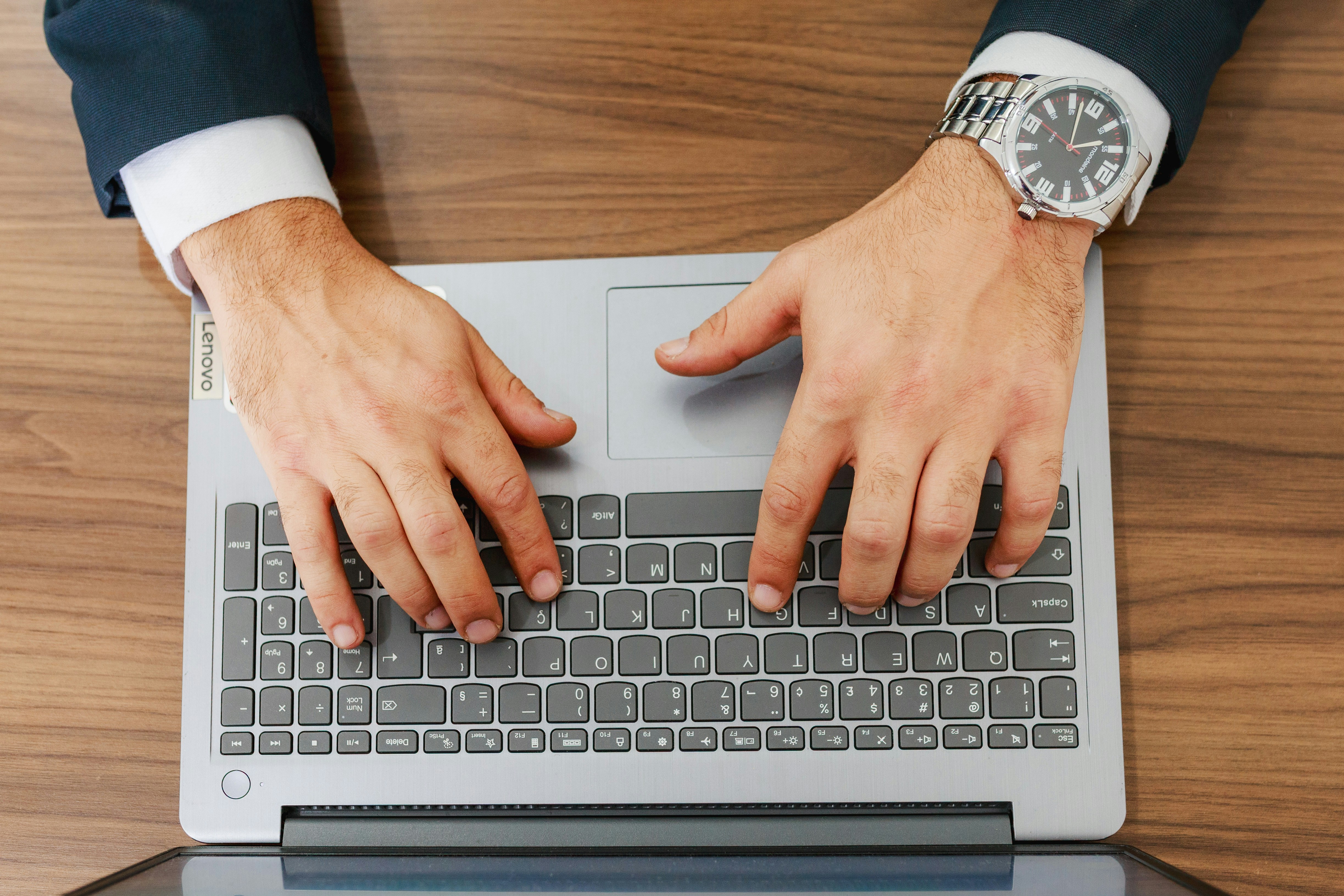Profissional organizando dados e documentos para envio ao eSocial SST.