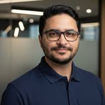 Profissional em analise tecnica sobre riscos psicossociais e organizacao do trabalho.